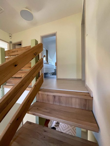 julia-miller-renovierung-einfamilienhaus-mi-treppe_14-1-scaled